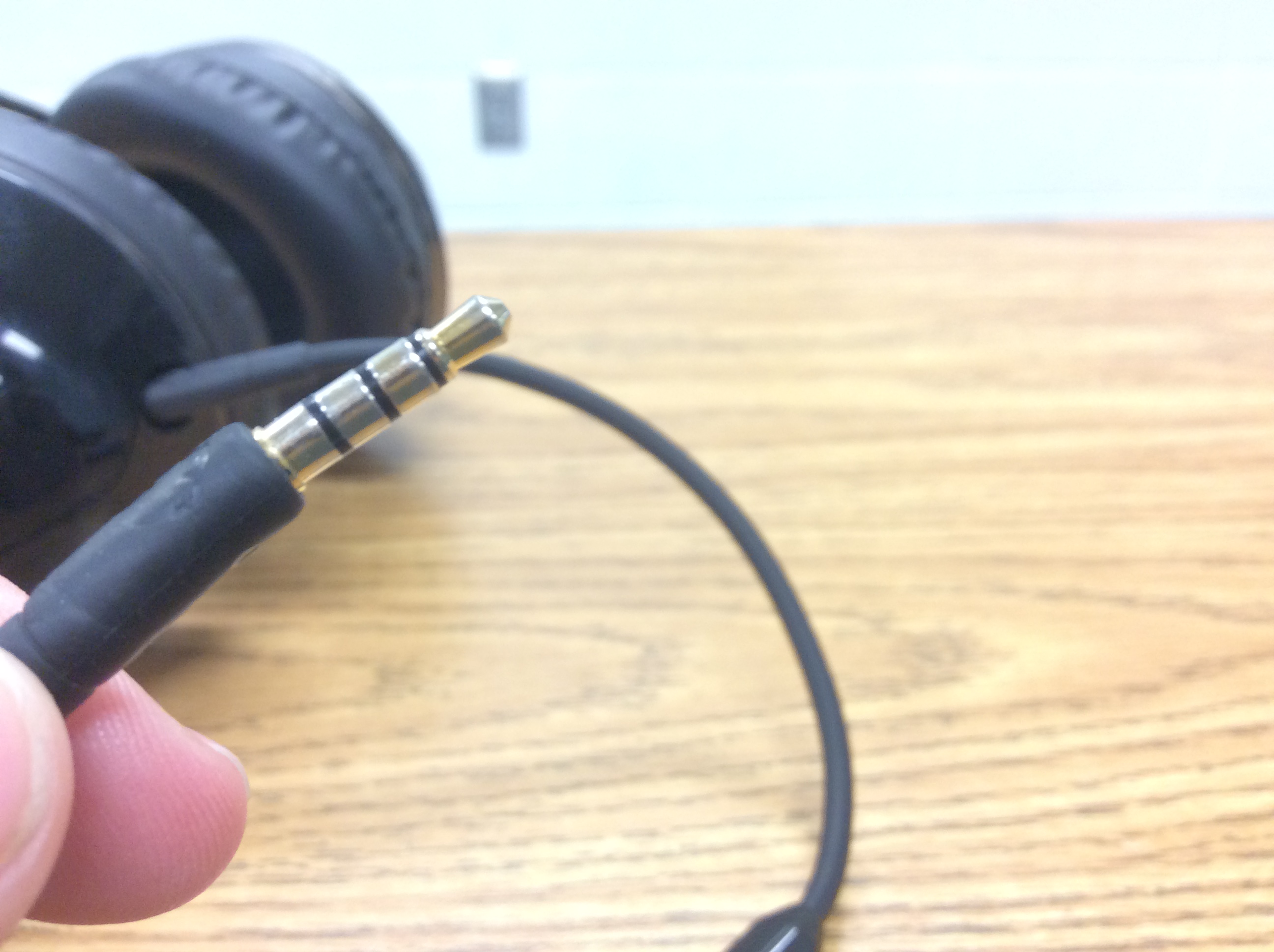 3.5 mm headphone jack bent, how to fix? - Audio - Linus Tech Tips