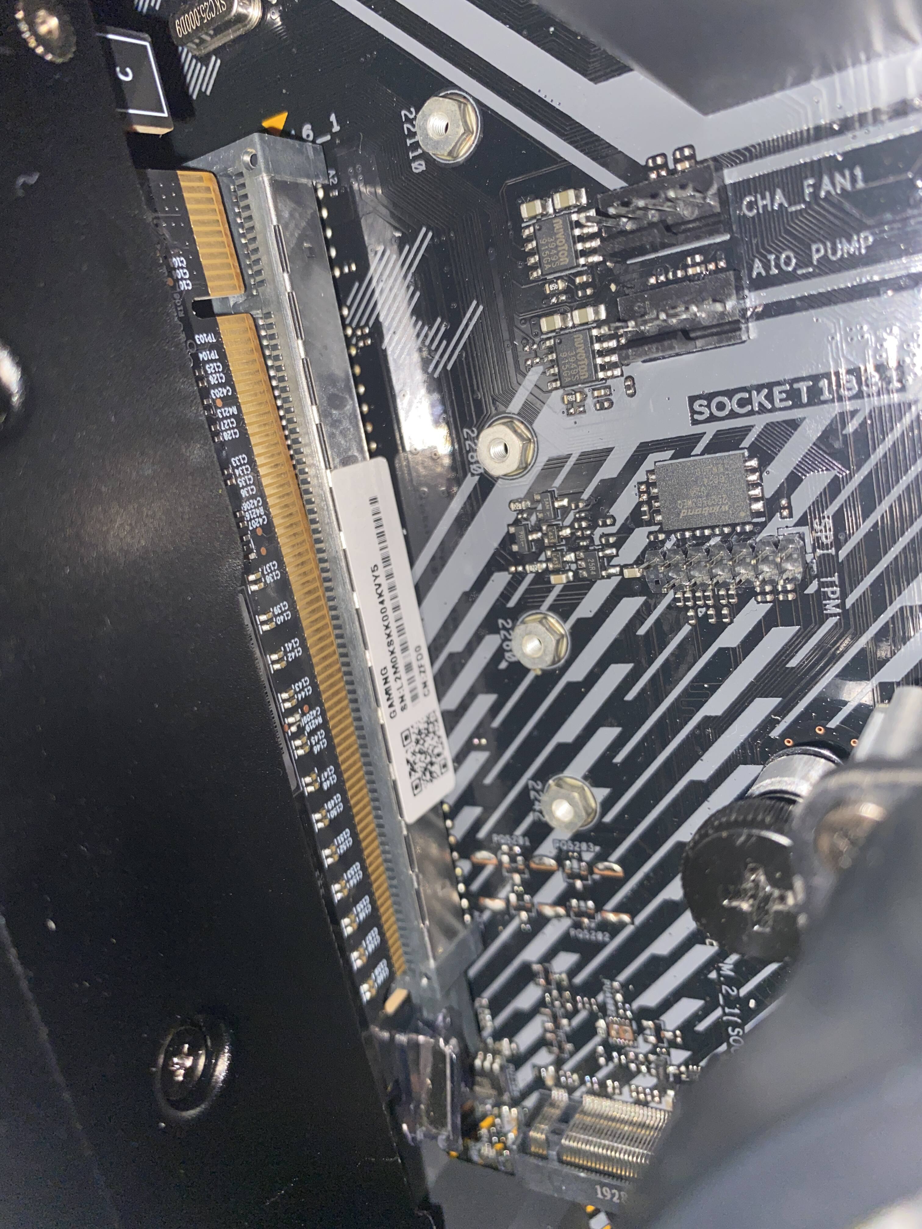 GPU stuck on motherboard - Graphics Cards - Linus Tech Tips